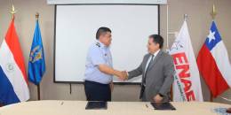 Firma del contrato para puesta al dia de los “Pillan entre el comandante de la FAP, general del aire Arturo González Ocampo, y el director ejecutivo de ENAER, Henry Cleveland.