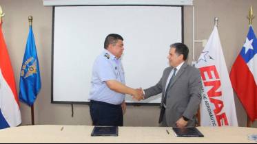 Firma del contrato para puesta al dia de los “Pillan entre el comandante de la FAP, general del aire Arturo González Ocampo, y el director ejecutivo de ENAER, Henry Cleveland.