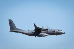 El primer C295 que operar� la Fuerza A�rea de la India volando sobre Sevilla. (Foto Airbus DS)