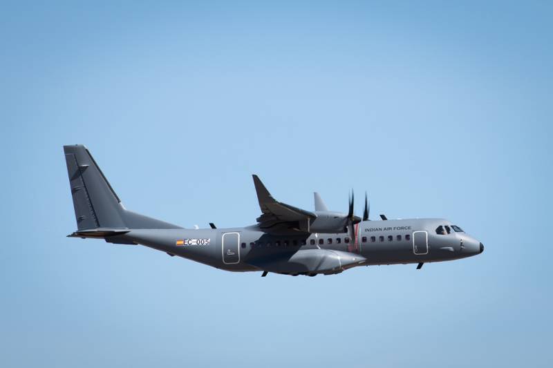 El primer C295 que operar la Fuerza Area de la India volando sobre Sevilla. (Foto Airbus DS)