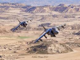 Dos Harrier volando a baja cota sobre las Bardenas Reales de Navarra para ejecutar una misi�n de ataque aire-suelo. (Esteban Maiza)
