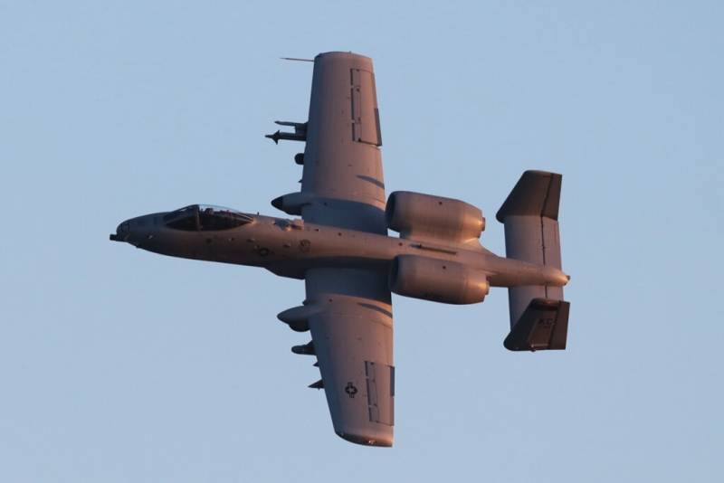Uno de los veteranos aviones A-10C realizando una pasada sobre San Gregorio (Zaragoza). operaran unos días desde la base aérea de Zaragoza. (Foto Julio Maíz) Uno de los veteranos aviones A-10C realizando una pasada sobre San Gregorio (Zaragoza). operaran unos días desde la base aérea de Zaragoza. (Foto Julio Maíz)