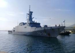 Maniobra de ingreso del AB Kari�a (PO-14) al dique seco de DIANCA. (Foto: Armada Bolivariana) 