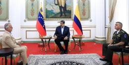 El presidente de la República Bolivariana de Venezuela, Nicolás Maduro, con los ministros de Defensa de Colombia y de Venezuela.  (Foto: MPPD)