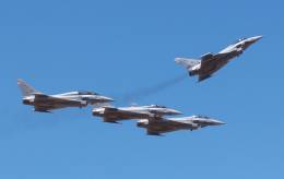Inicial de cuatro Eurofighter del Ala 11 del Ejrcito del Aire y del Espacio, tras finalizar sus exhibicin de vuelo. (foto Julio Maz)