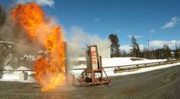 Imagen: Demostracin de la capacidad de perforacin del disparo 30 mm x 173 APFSDS-T mk258 mod. 1. El blanco consiste en un bloque de 30cm de hormign armado y una placa de acero blindado de 10mm abatidos a 300 metros. 