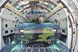 Vehculo blindado Pandur II checo a bordo de un KC-390.