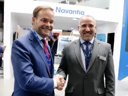 El vicepresidente de Soluciones de Combate Multi-Dominio de Lockheed Martin, Joe DePietro (derecha), junto al  director de Sistemas y Servicios de Navantia, Donato Mart�nez. Foto: Navantia