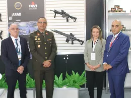 Nathan Hendler de IWI y el Coronel Marco Antonio Vega Oliveros de FAME SAC junto al ARAD de 7,62 x 51 mm. y de 5,56 x 45 mm.