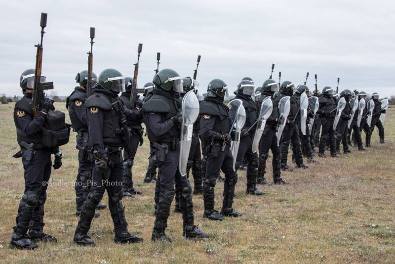 Fotografía: Tras la superación de diversas pruebas físicas, psicológicas y un exigente curso de especialización en el CAE (Centro de Adestramientos Especiales), estos hombres y mujeres obtienen la condición de especialistas en seguridad e intervención, optando a formar parte de uno de los 8 GRS que hay repartidos por la geografía nacional. Fotografía: Tras la superación de diversas pruebas físicas, psicológicas y un exigente curso de especialización en el CAE (Centro de Adestramientos Especiales), estos hombres y mujeres obtienen la condición de especialistas en seguridad e intervención, optando a formar parte de uno de los 8 GRS que hay repartidos por la geografía nacional.