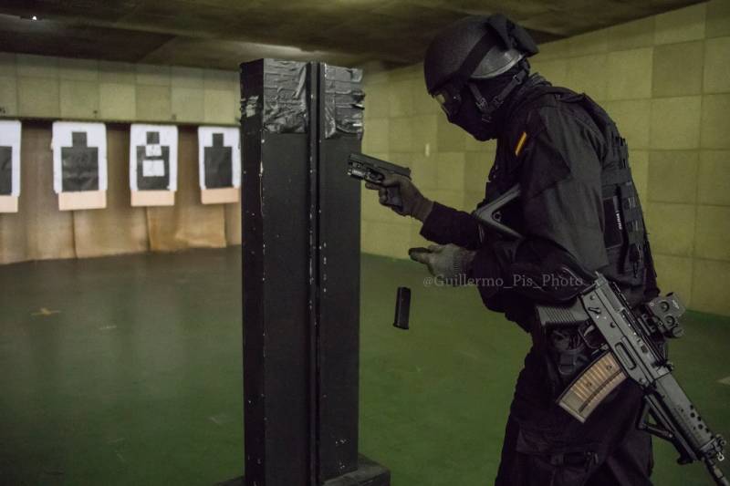 Operativo del GRS realizando entrenamiento de tiro con fuego real en la galería de la su unidad. Operativo del GRS realizando entrenamiento de tiro con fuego real en la galería de la su unidad.