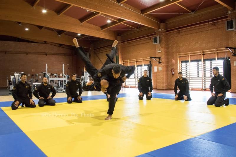 La formación en diversas modalidades de artes marciales y de lucha cuerpo a cuerpo también son una de las actividades diarias de la ARS. La formación en diversas modalidades de artes marciales y de lucha cuerpo a cuerpo también son una de las actividades diarias de la ARS.