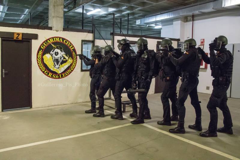 Otra de las funciones de la ARS es la de apoyar las diferentes unidades de investigación de la Guardia Civil, para la detención de personas en operaciones que impliquen un alto riesgo. Otra de las funciones de la ARS es la de apoyar las diferentes unidades de investigación de la Guardia Civil, para la detención de personas en operaciones que impliquen un alto riesgo.