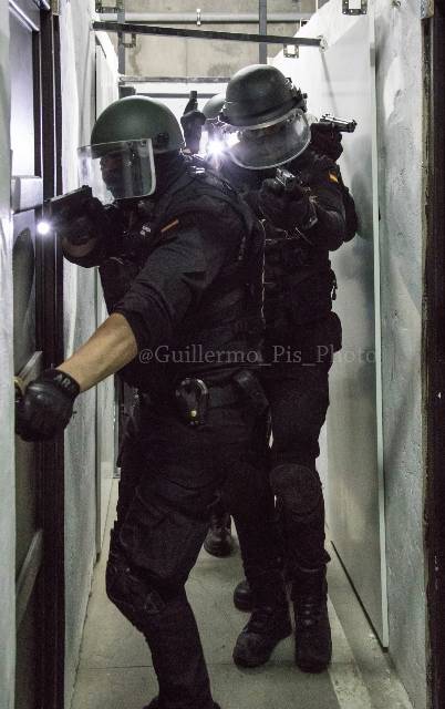 Operativos del GRS realizando ejercicios de CQB (Close Quarters Battle) Operativos del GRS realizando ejercicios de CQB (Close Quarters Battle)