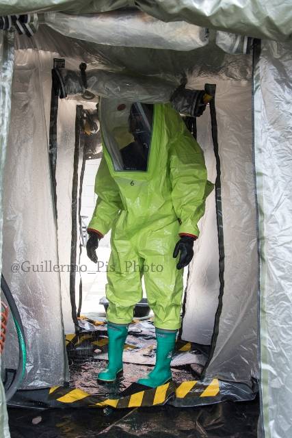 Otro de los trabajos que forman parte de las funciones de la ARS, y que sin duda requieren una importante fortaleza física y mental, son las actuaciones en ambientes NRBQ, pues el enfrentarse a un enemigo invisible y potencialmente mortal no está al alcance de todos. Otro de los trabajos que forman parte de las funciones de la ARS, y que sin duda requieren una importante fortaleza física y mental, son las actuaciones en ambientes NRBQ, pues el enfrentarse a un enemigo invisible y potencialmente mortal no está al alcance de todos.