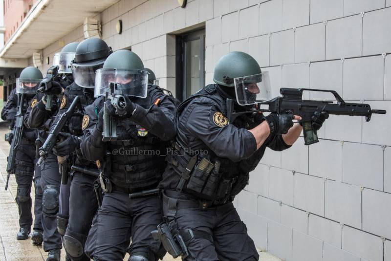 El mantenimiento y restablecimiento de la seguridad, la neutralización inmediata de atentado súbito, misiones en el extranjero, actos de protocolo y representación institucional dentro y fuera de España…. Pocos cometidos son los que no realiza esta Unidad altamente cualificada. El mantenimiento y restablecimiento de la seguridad, la neutralización inmediata de atentado súbito, misiones en el extranjero, actos de protocolo y representación institucional dentro y fuera de España…. Pocos cometidos son los que no realiza esta Unidad altamente cualificada.