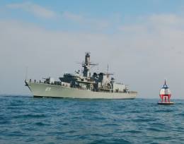 Fragata FF-05 "Almirante Cochrane" rindiendo honores a la boya Esmeralda, foto coleccin personal.