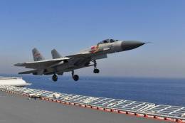 Un avi�n Shenyang J-15 es el avi�n de combate que opera desde el portaaviones �Shandong� de la Marina del Ej�rcito Popular de Liberaci�n (EPL).