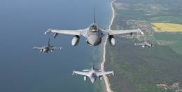 Aviones de combate F-16 portugueses y rumanos sobre los cielos del Báltico. Foto: OTAN Aviones de combate F-16 portugueses y rumanos sobre los cielos del Báltico. Foto: OTAN