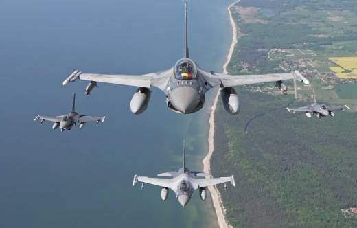 Aviones de combate F-16 portugueses y rumanos sobre los cielos del Báltico. Foto: OTAN