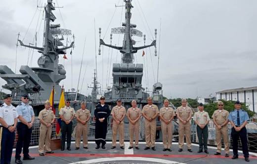 Visita de oficiales de la Armada de Colombia a unidades misileras ecuatorianas.