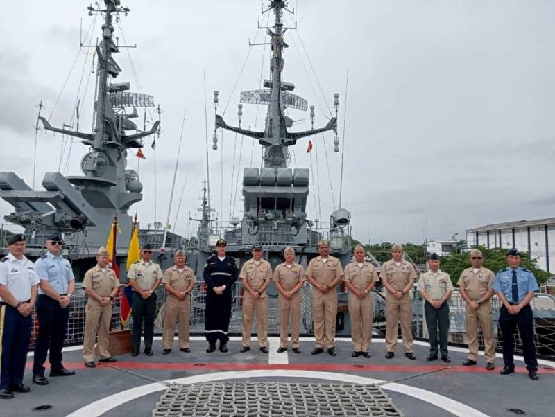 Visita de oficiales de la Armada de Colombia a unidades misileras ecuatorianas. Visita de oficiales de la Armada de Colombia a unidades misileras ecuatorianas.
