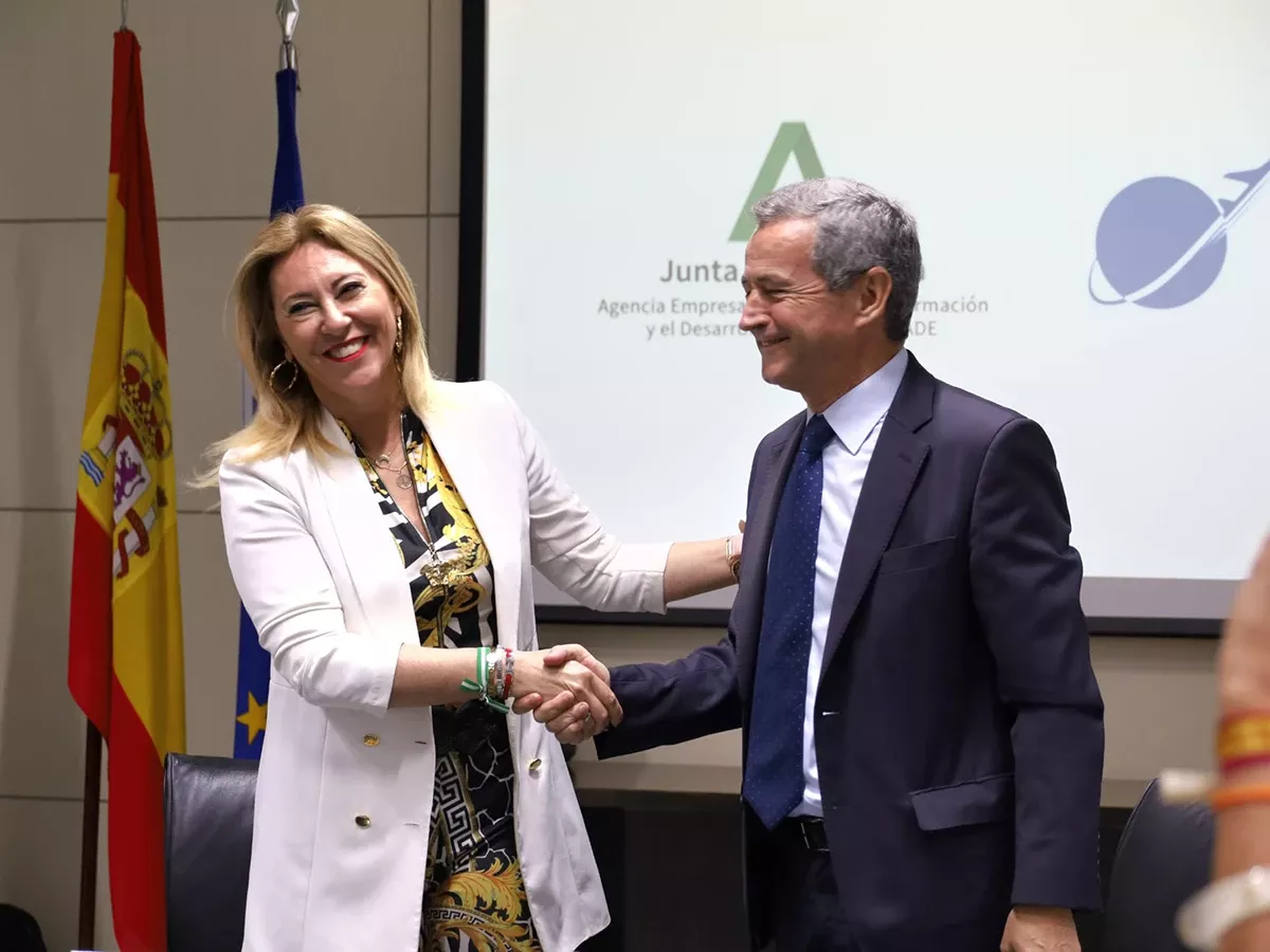 La presidenta de Andalucía TRADE y el presidente de Andalucía Aerospace, Antonio Gómez Guillamón tras la firma del acuerdo. Foto: Extenda La presidenta de Andalucía TRADE y el presidente de Andalucía Aerospace, Antonio Gómez Guillamón tras la firma del acuerdo. Foto: Extenda