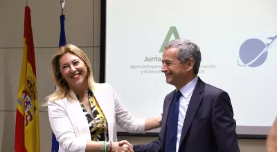 La presidenta de Andalucía TRADE y el presidente de Andalucía Aerospace, Antonio Gómez Guillamón tras la firma del acuerdo. Foto: Extenda