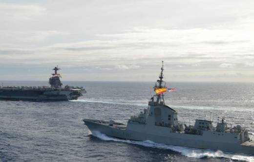 La fragata Álvaro de Bazán y el portaviones USS Gerald R. Ford (foto EMAD)