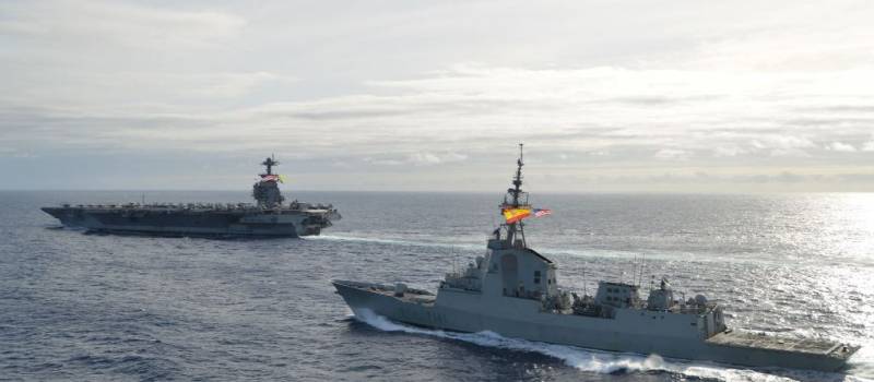 La fragata Álvaro de Bazán y el portaviones USS Gerald R. Ford (foto EMAD) La fragata Álvaro de Bazán y el portaviones USS Gerald R. Ford (foto EMAD)