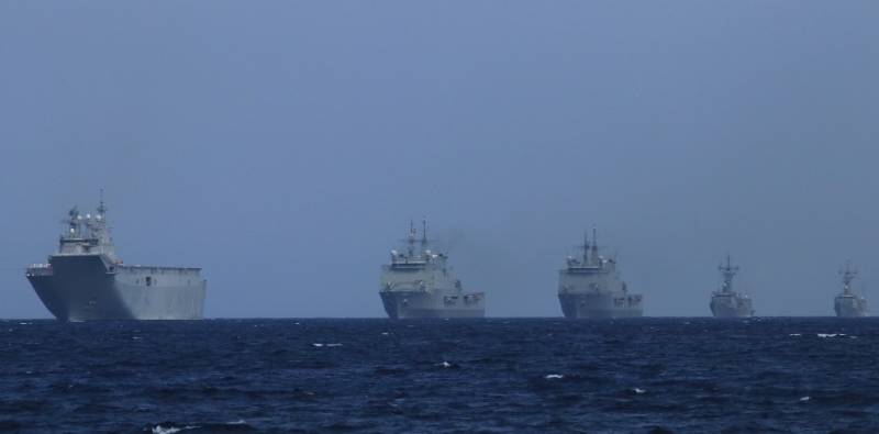 La parada naval estuvo encabezada por el navío de asalto anfibio “Juan Carlos I”. La parada naval estuvo encabezada por el navío de asalto anfibio “Juan Carlos I”.