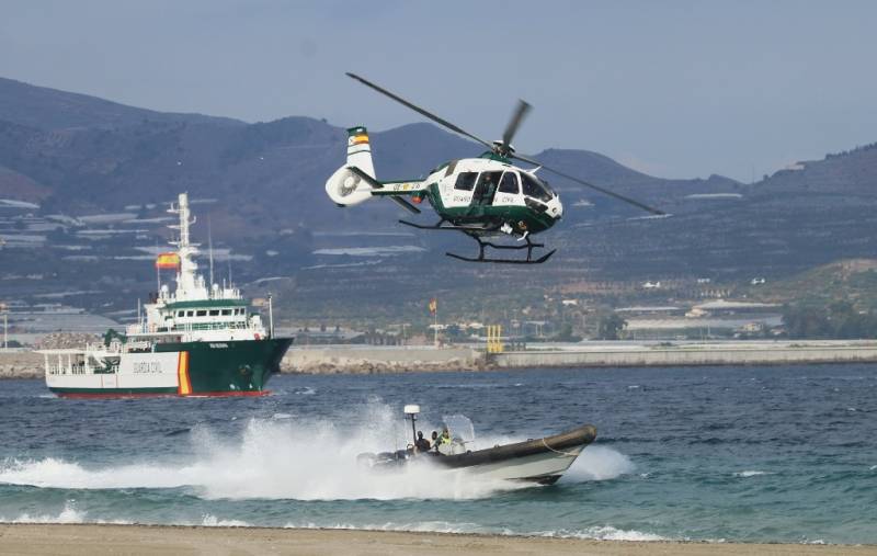 Diversos servicios de la Guardia Civil se coordinaron para detener a una lancha de “narcotraficantes”. Diversos servicios de la Guardia Civil se coordinaron para detener a una lancha de “narcotraficantes”.