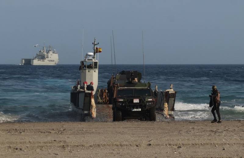 Durante la simulación de un desembarco, se ve en el momento de la llegada a tierra de los VAMTAC ST5 del TEAR. Durante la simulación de un desembarco, se ve en el momento de la llegada a tierra de los VAMTAC ST5 del TEAR.