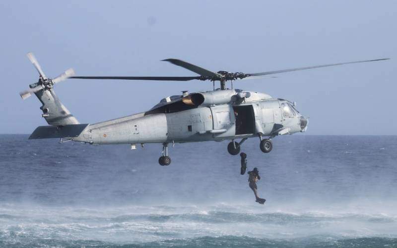 Un infante de Marina salta al mar desde un Sikorsky SH-60F de la Flotilla de Aeronaves de la Armada. Un infante de Marina salta al mar desde un Sikorsky SH-60F de la Flotilla de Aeronaves de la Armada.