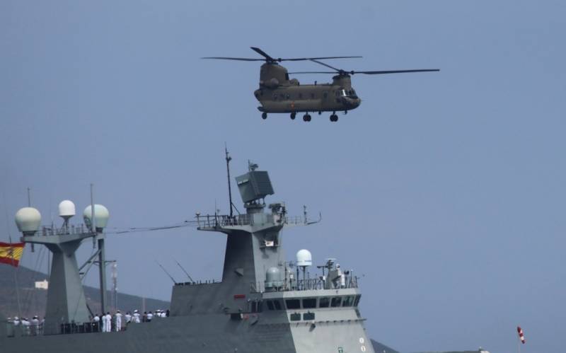En la parada naval también intervinieron varias aeronaves, como este CH-47F de la Aviación del Ejército de Tierra. En la parada naval también intervinieron varias aeronaves, como este CH-47F de la Aviación del Ejército de Tierra.