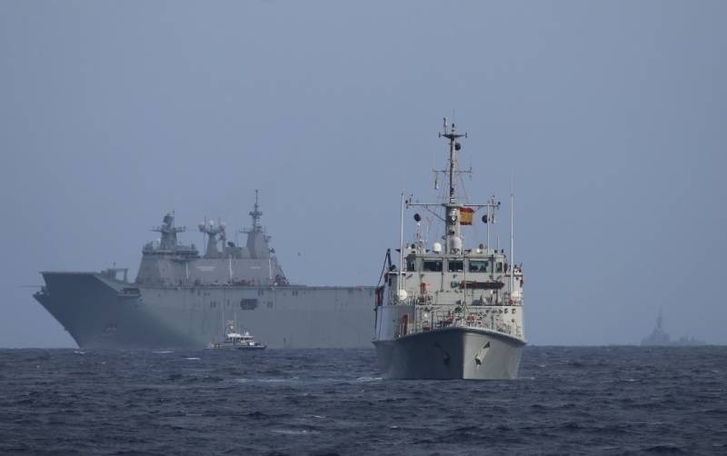 Uno de los dos cazaminas participantes, al fondo de aprecia al “Juan Carlos I”. Uno de los dos cazaminas participantes, al fondo de aprecia al “Juan Carlos I”.