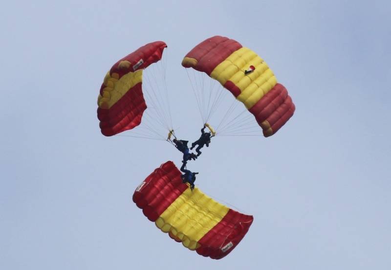 La Patrulla Acrobática del Ejército del Aire y del Espacio deleitó al números público asistente. La Patrulla Acrobática del Ejército del Aire y del Espacio deleitó al números público asistente.