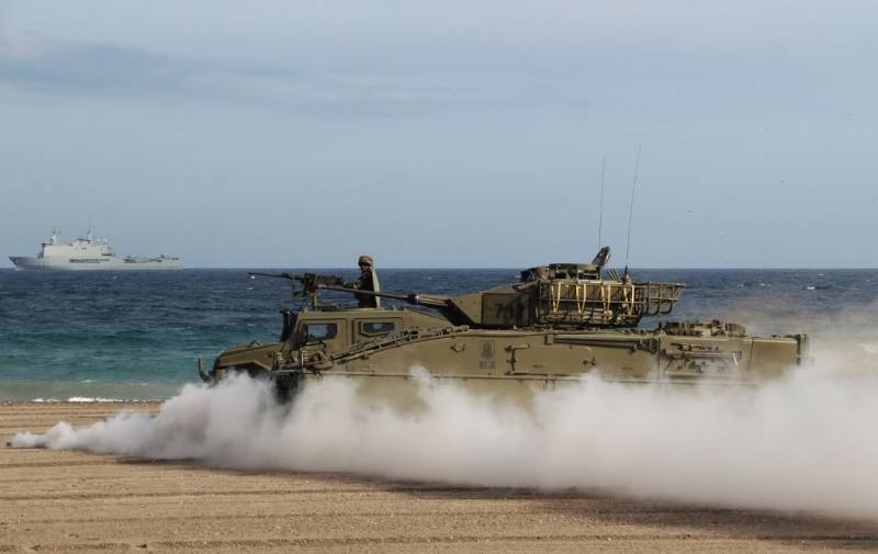 Un Vehículo de Combate de Infantería “Pizarro” y un 4x4 VAMTAC ST5 durante la exhibición en la playa de Motril. Un Vehículo de Combate de Infantería “Pizarro” y un 4x4 VAMTAC ST5 durante la exhibición en la playa de Motril.