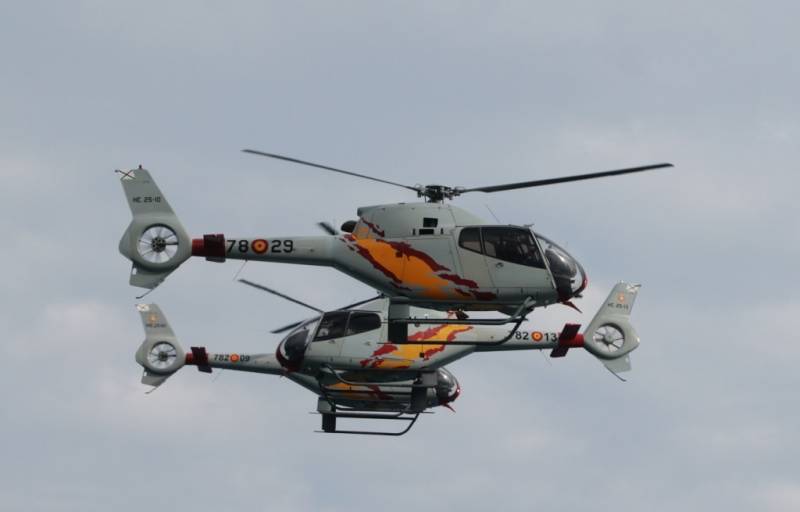 La magnifica exhibición de la patrulla “Aspa”, con sus Airbus Helicopters EC-120. La magnifica exhibición de la patrulla “Aspa”, con sus Airbus Helicopters EC-120.