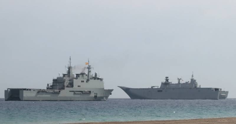 El navío anfibio L-52 “Castilla” (izquierda) y el “Juan Carlos I”. El navío anfibio L-52 “Castilla” (izquierda) y el “Juan Carlos I”.