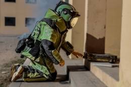 Tcnico en desactivacin de explosivos de la Brigada Almogvares VI de Paracaidistas con su traje EOD (Ejrcito de Tierra)