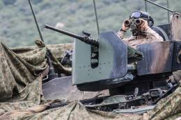 Lanzador M-246 para las granadas fumgenas junto a la ametralladora de 12,70 de este Piraa (Armada)