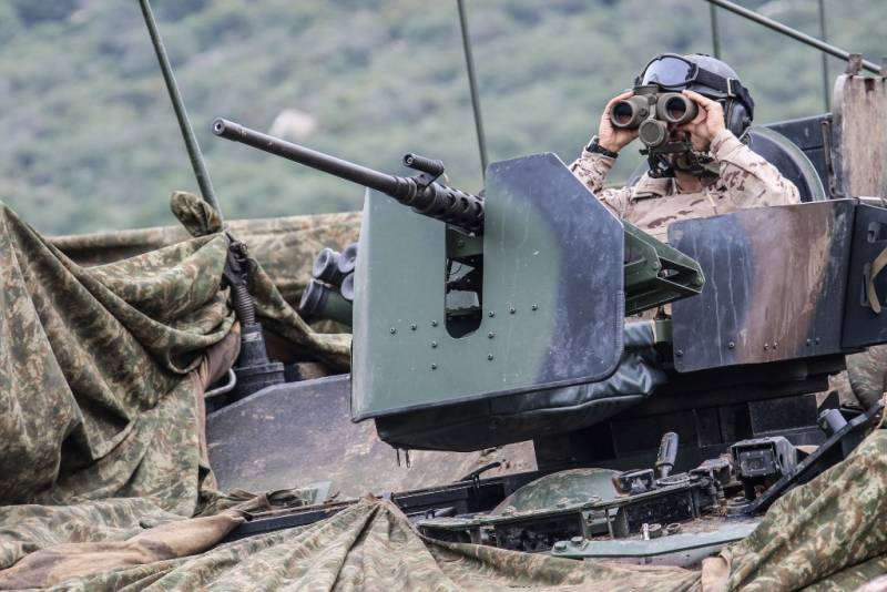 Lanzador M-246 para las granadas fumígenas junto a la ametralladora de 12,70 de este Piraña (Armada) Lanzador M-246 para las granadas fumígenas junto a la ametralladora de 12,70 de este Piraña (Armada)