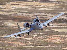 Un A-10 volando a muy baja cota sobre el pol�gono de tiro de Bardenas.