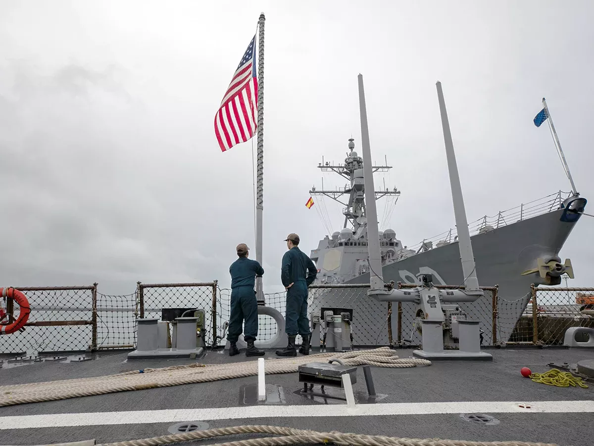 El USS “Arleigh Burke” (DDG 51), uno de los destructores estadounidenses desplegados en Rota parte el pasado 22 de abril de Rota. Al fondo otro de estos destructores (US Navy). El USS “Arleigh Burke” (DDG 51), uno de los destructores estadounidenses desplegados en Rota parte el pasado 22 de abril de Rota. Al fondo otro de estos destructores (US Navy).