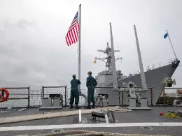 El USS Arleigh Burke (DDG 51), uno de los destructores estadounidenses desplegados en Rota parte el pasado 22 de abril de Rota. Al fondo otro de estos destructores (US Navy).
