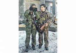 Fotografa: Daniela Lazovic con el rostro cubierto junto a Dejan Beric, ambos portan armas de fabricacin yugoslava, ella un fusil de precisin Zastava M91 y l un fusil de competicin Zastava LK M85 (con cierre de cerrojo Mauser).