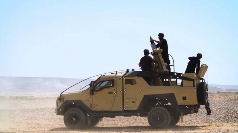 La silueta del soldado destaca nítidamente sobre el vehículo. Blanco perfecto para francotiradores. La silueta del soldado destaca nítidamente sobre el vehículo. Blanco perfecto para francotiradores.