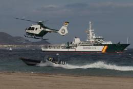 Un helic�ptero H135 del Servicio A�reo sigue a una lancha de �narcotraficantes�, al fondo se ve el nav�o oce�nico �R�o Segura� del Servicio Mar�timo de la Guardia Civil. (Julio Ma�z)