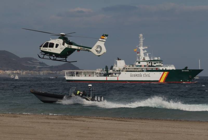 Un helicóptero H135 del Servicio Aéreo sigue a una lancha de “narcotraficantes”, al fondo se ve el navío oceánico “Río Segura” del Servicio Marítimo de la Guardia Civil. (Julio Maíz) Un helicóptero H135 del Servicio Aéreo sigue a una lancha de “narcotraficantes”, al fondo se ve el navío oceánico “Río Segura” del Servicio Marítimo de la Guardia Civil. (Julio Maíz)